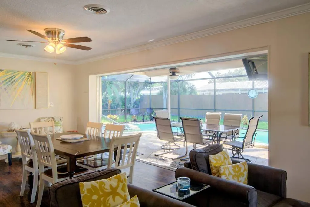 Close To Siesta Key, Shopping, Restaurants & More! Sarasota