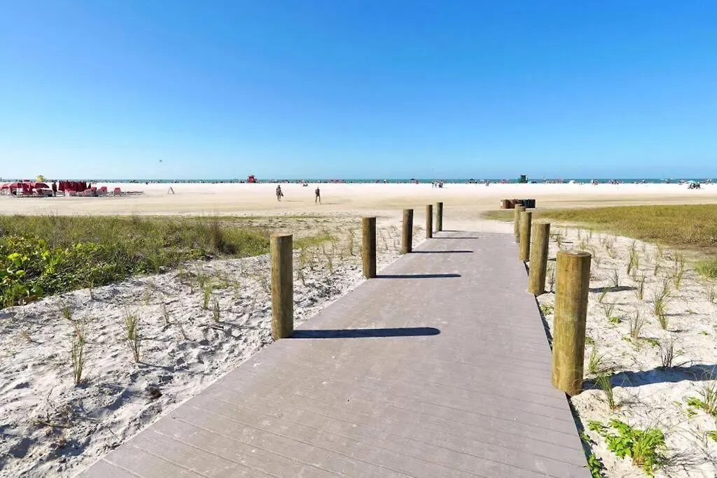 Apartment Close To Siesta Key, Shopping, Restaurants & More!