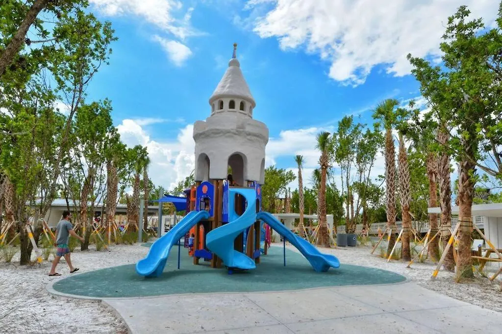 Close To Siesta Key, Shopping, Restaurants & More!