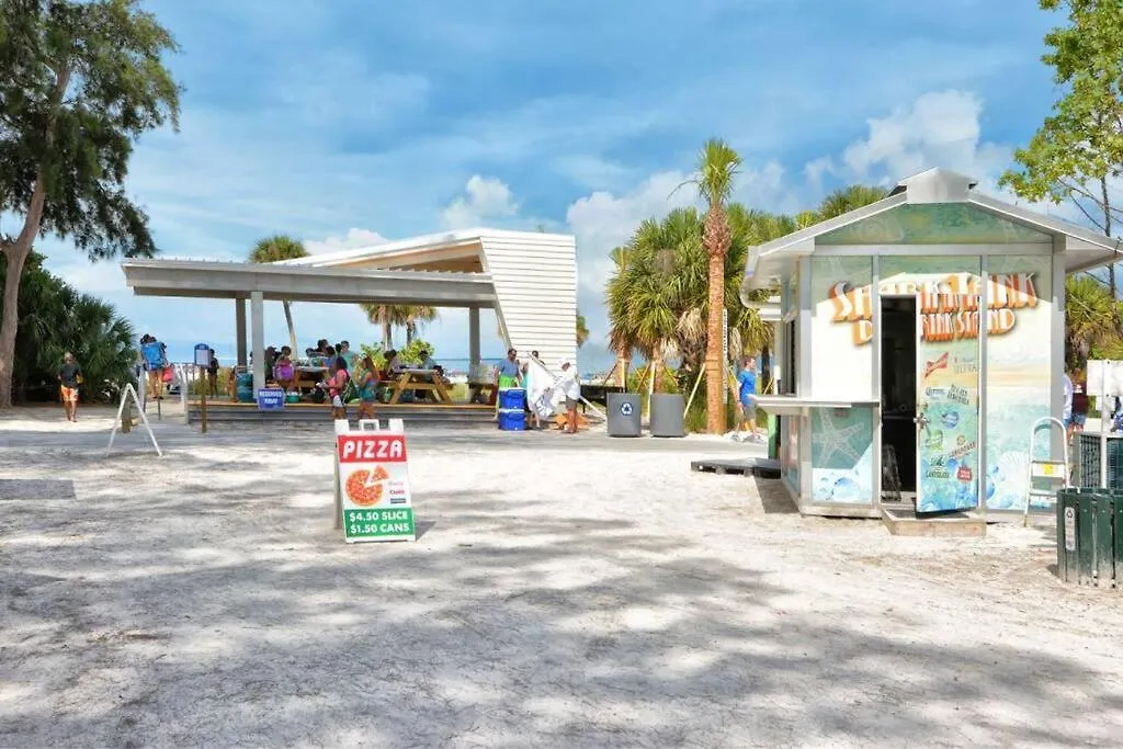 Close To Siesta Key, Shopping, Restaurants & More! *