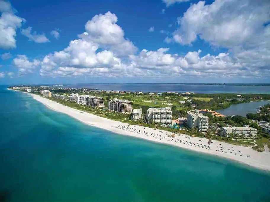 Close To Siesta Key, Shopping, Restaurants & More!