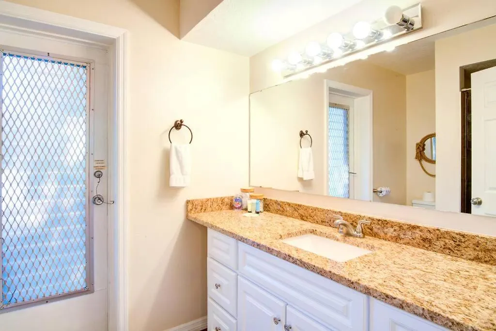 Apartment Close To Siesta Key, Shopping, Restaurants & More! Sarasota
