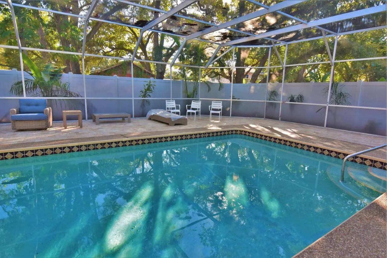 4bd/3bth Renovation With Heated Pool Near Downtown Holiday home
