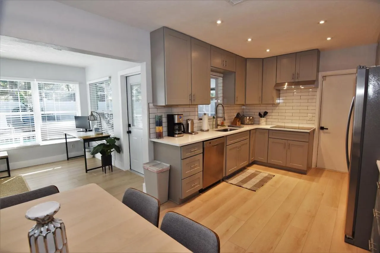 4bd/3bth Renovation With Heated Pool Near Downtown Holiday home