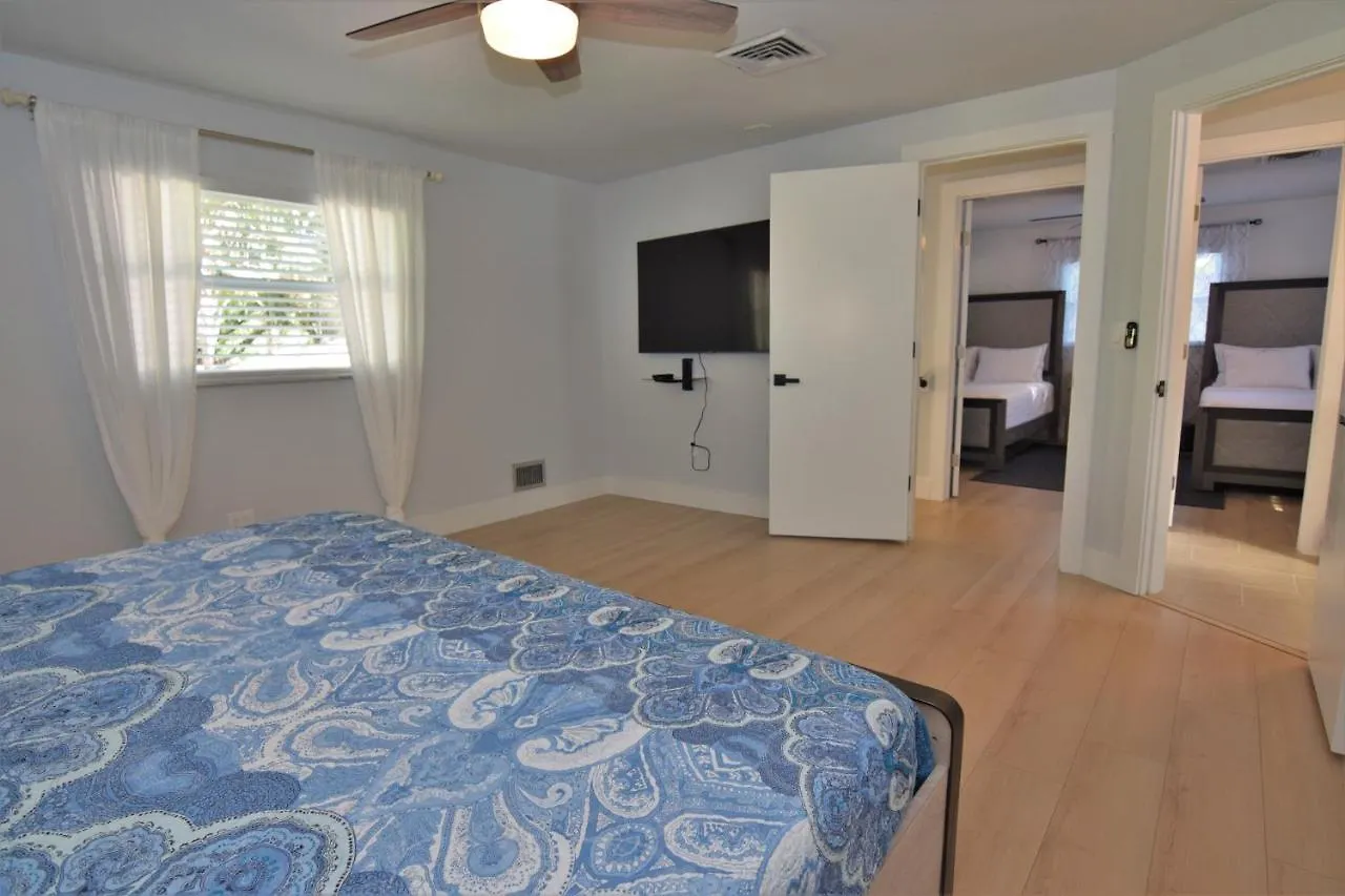 Holiday home 4bd/3bth Renovation With Heated Pool Near Downtown