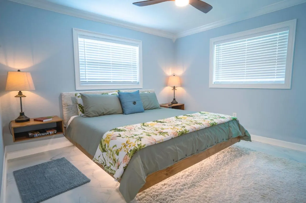 Modern 3 Bed House - Minutes To Downtown & Siesta Key - Pet Friendly Sarasota