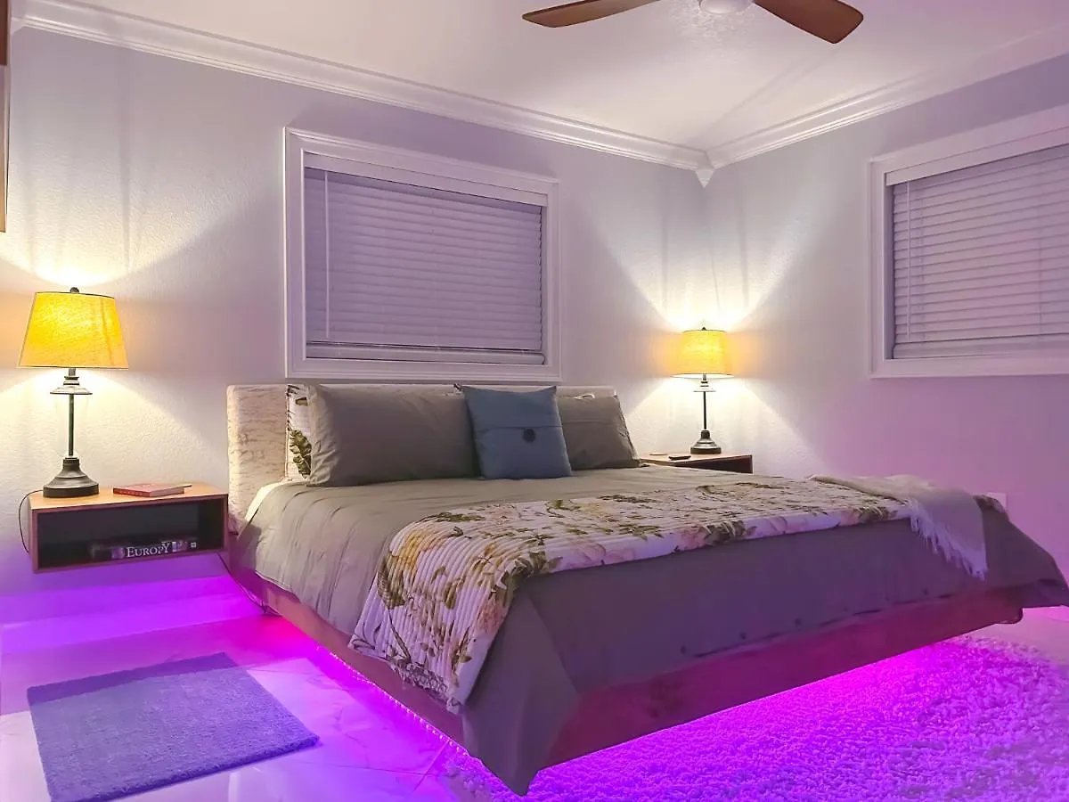 Holiday home Modern 3 Bed House - Minutes To Downtown & Siesta Key - Pet Friendly *