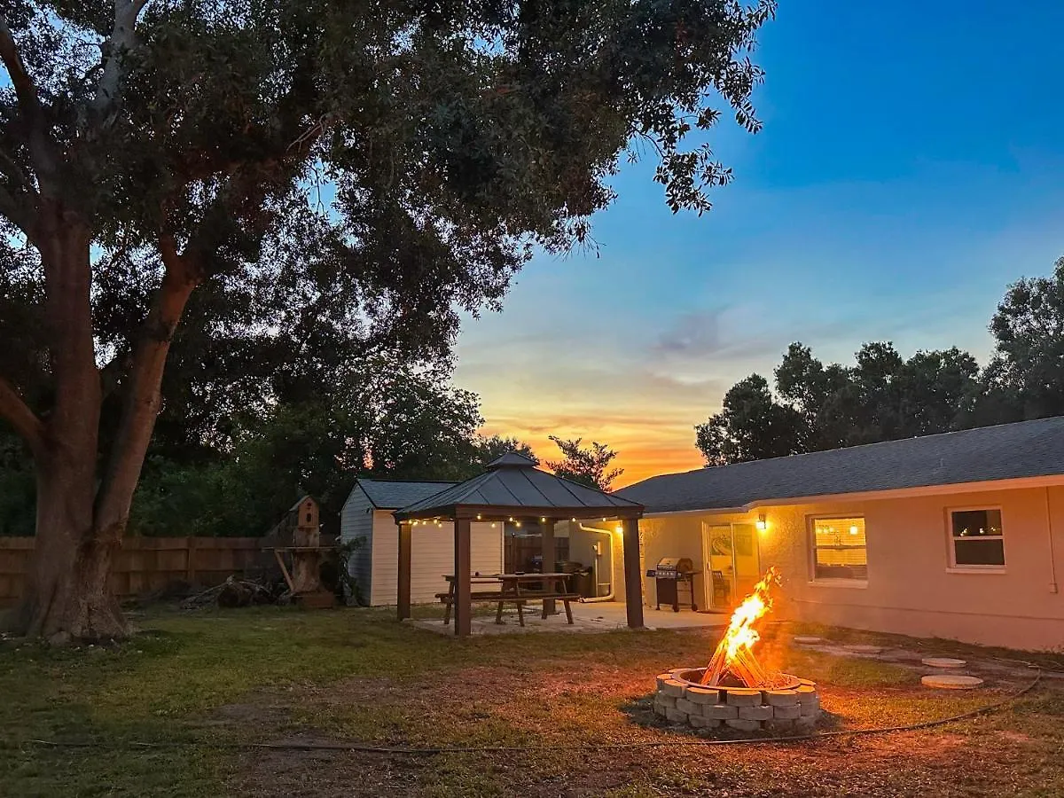 Modern 3 Bed House - Minutes To Downtown & Siesta Key - Pet Friendly *