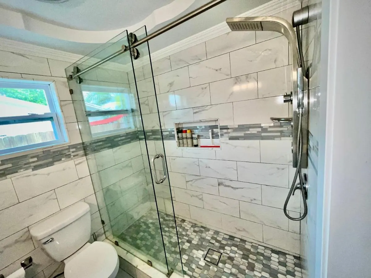 Modern 3 Bed House - Minutes To Downtown & Siesta Key - Pet Friendly Holiday home