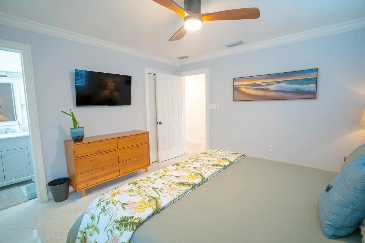 Modern 3 Bed House - Minutes To Downtown & Siesta Key - Pet Friendly