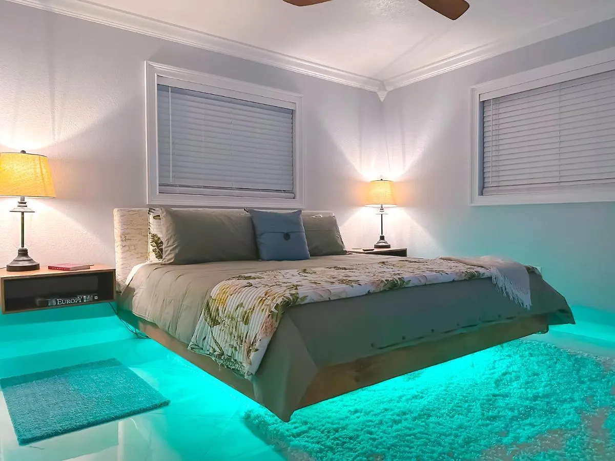 Holiday home Modern 3 Bed House - Minutes To Downtown & Siesta Key - Pet Friendly