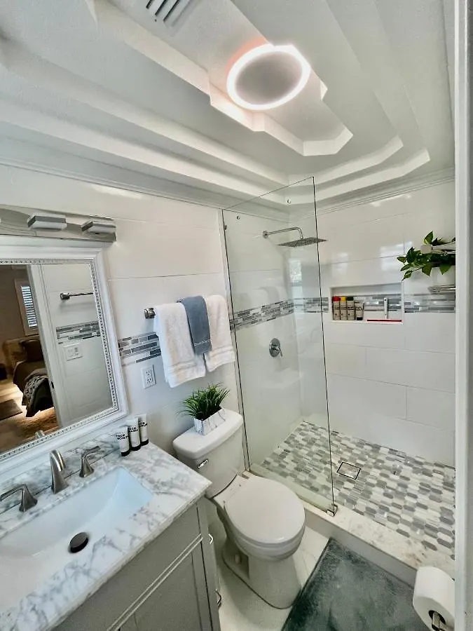 Modern 3 Bed House - Minutes To Downtown & Siesta Key - Pet Friendly Holiday home Sarasota