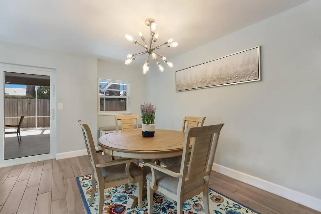 Updated Pool Home, Near Siesta Key Holiday home *