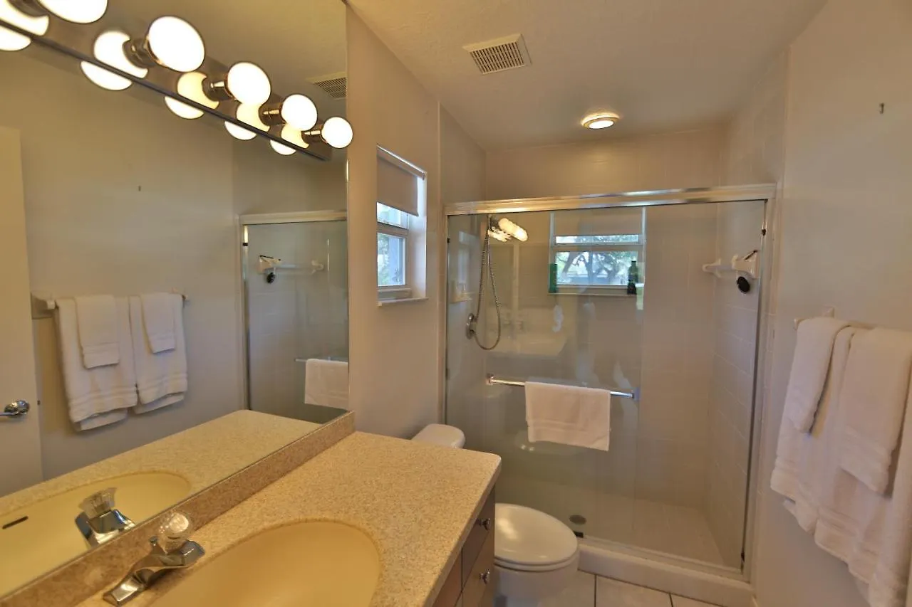Villa Lakefront Getaway In Sunny Florida With Heated Pool