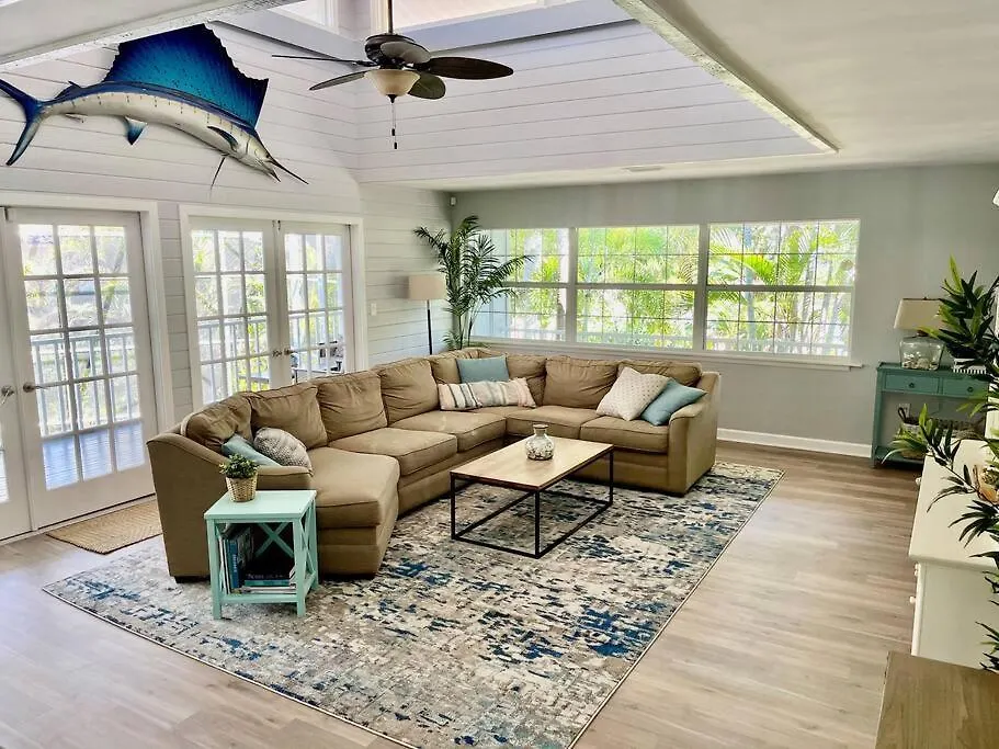 Family Friendly With Large Pool Holiday home