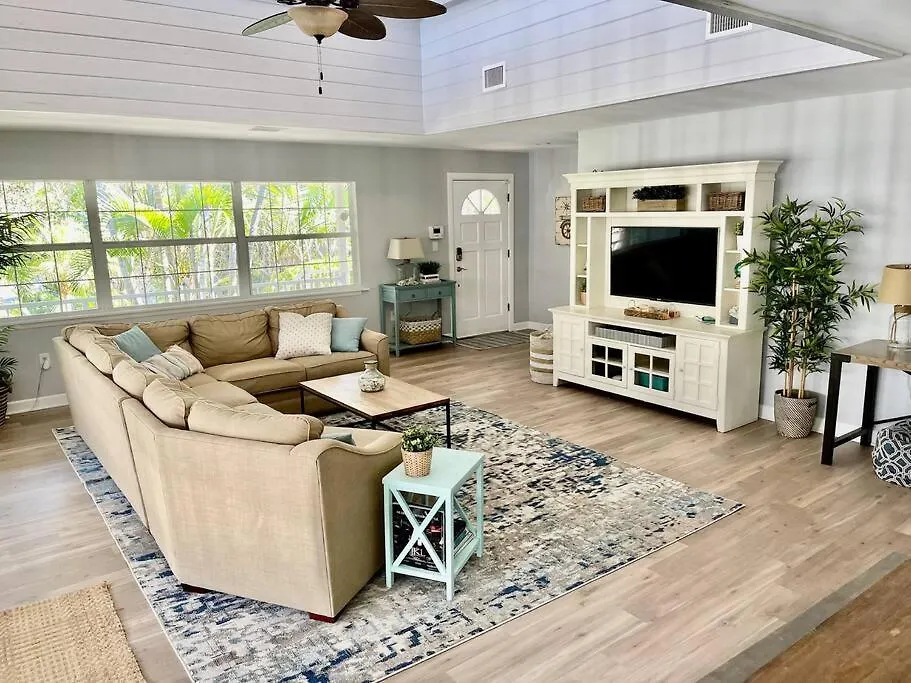 Holiday home Family Friendly With Large Pool