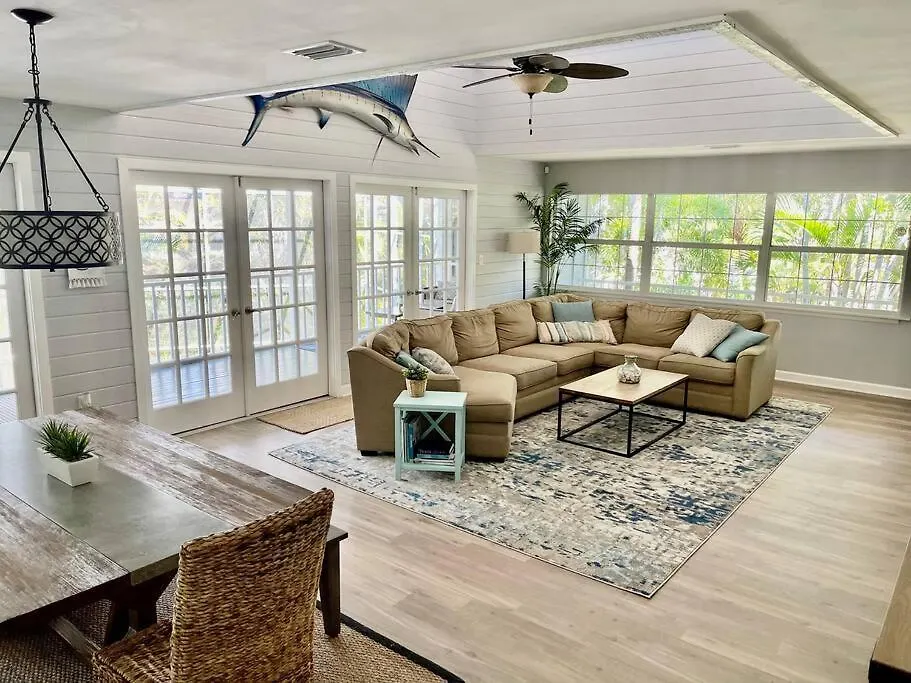 Holiday home Family Friendly With Large Pool *