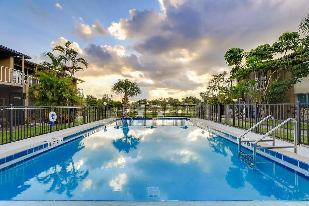 Welcoming Vacation With Pool! Apartment *