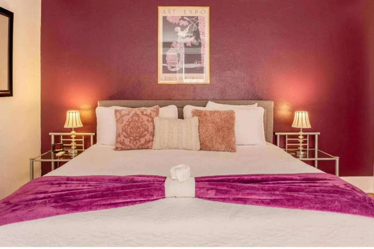 King Bed Walk To Downtown Apartment *