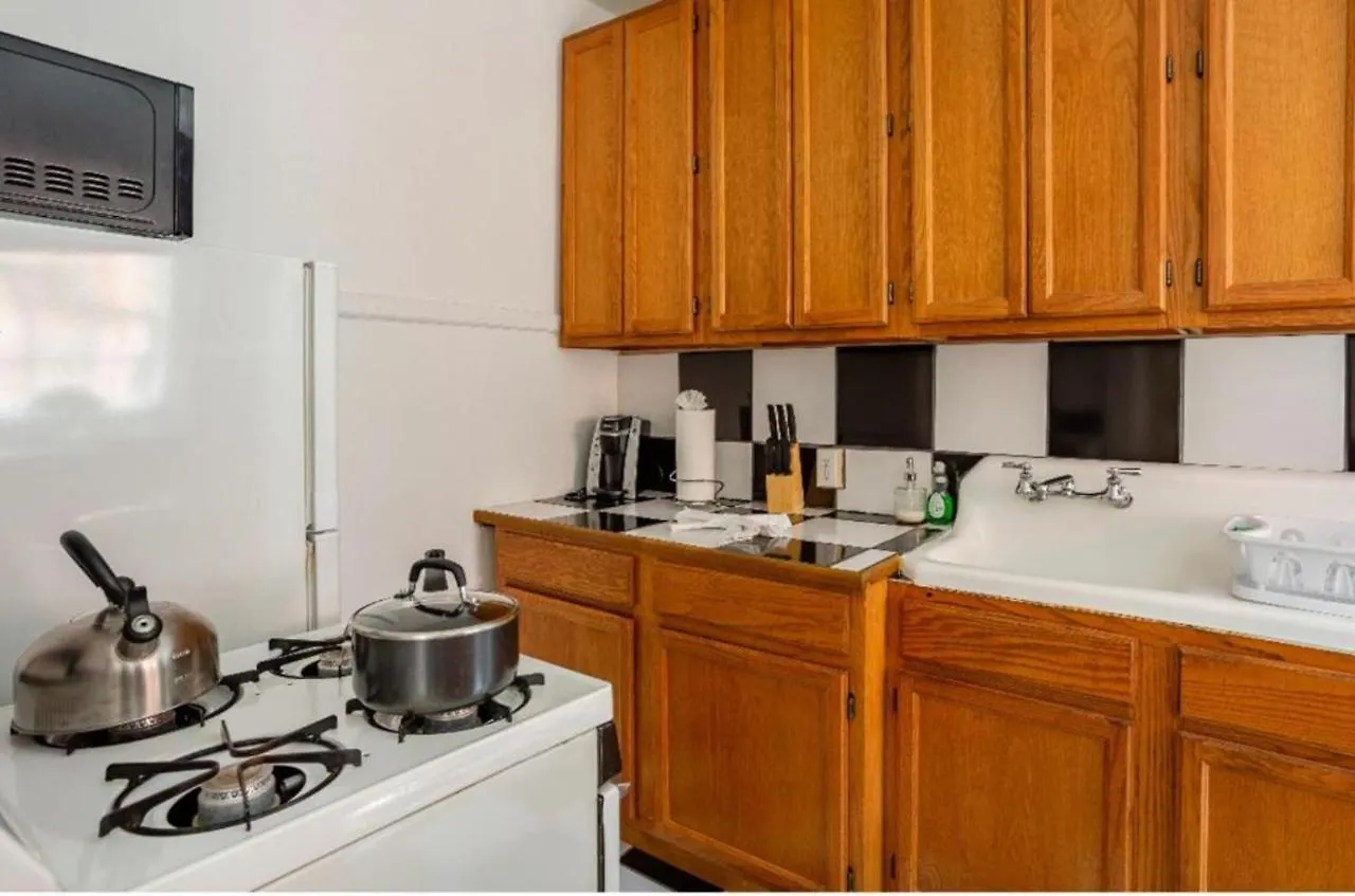 King Bed Walk To Downtown Apartment *