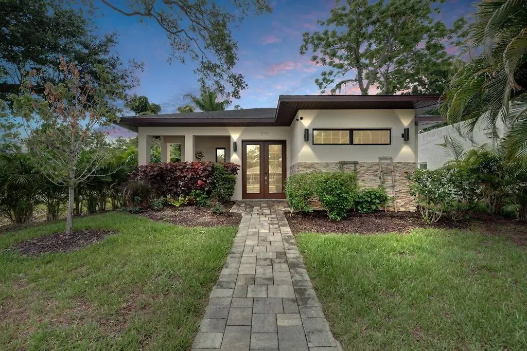 Courtyard With Pool, & Sauna Close To & Center *