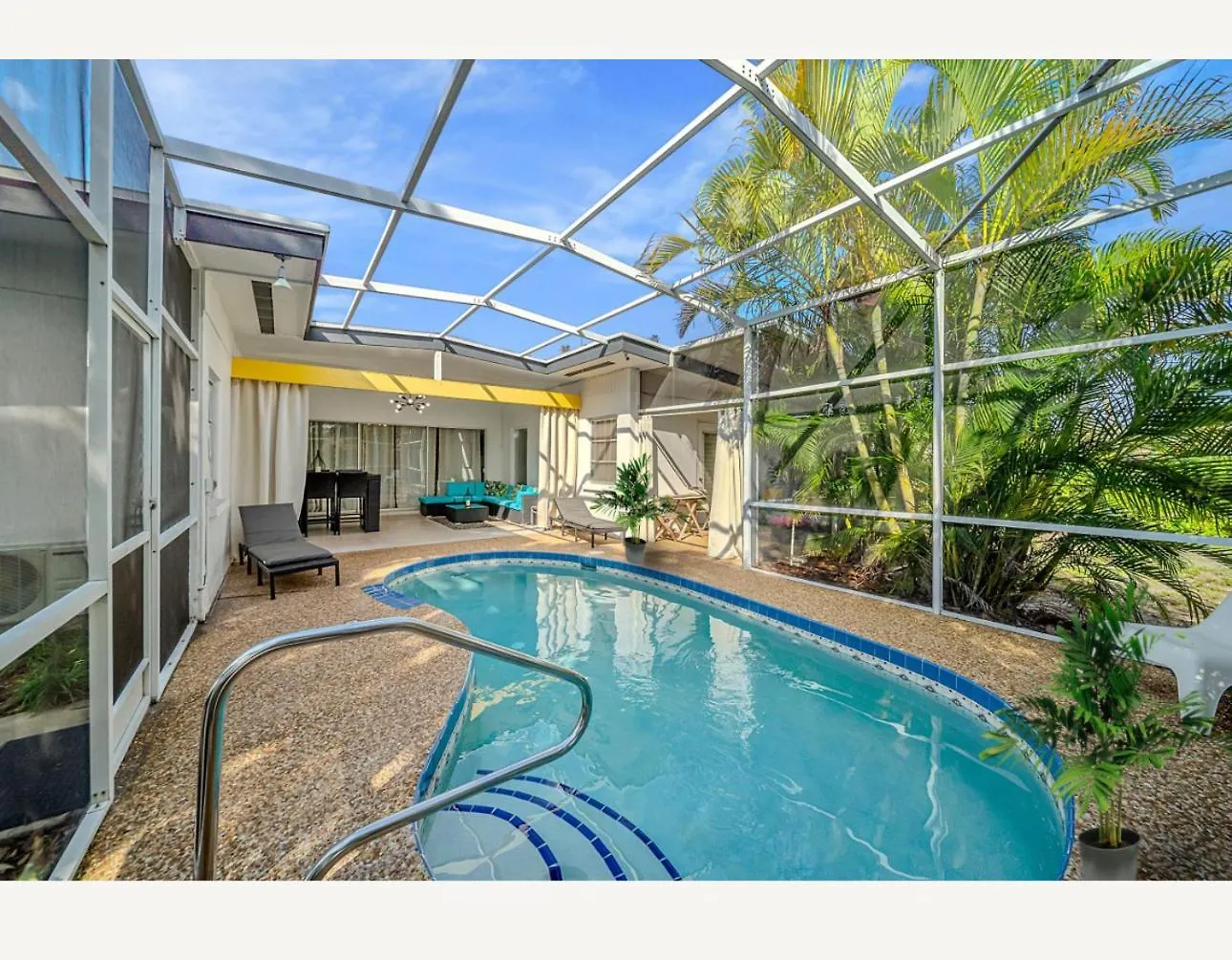 Beachside Bliss 1 Miles To The With Heated Pool Sarasota