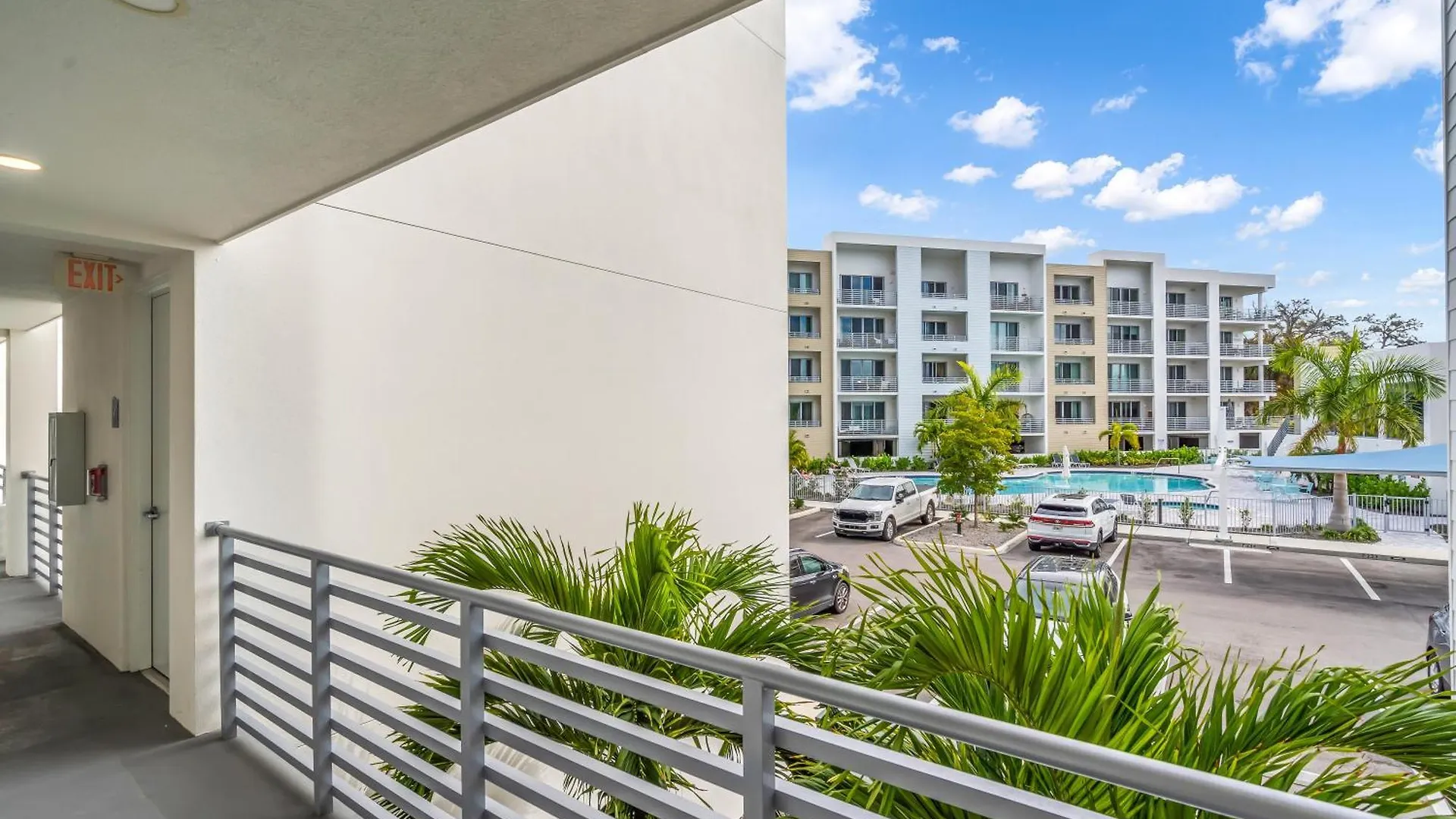 Waterside Retreat: Modern 2br, Mins To & Apartment