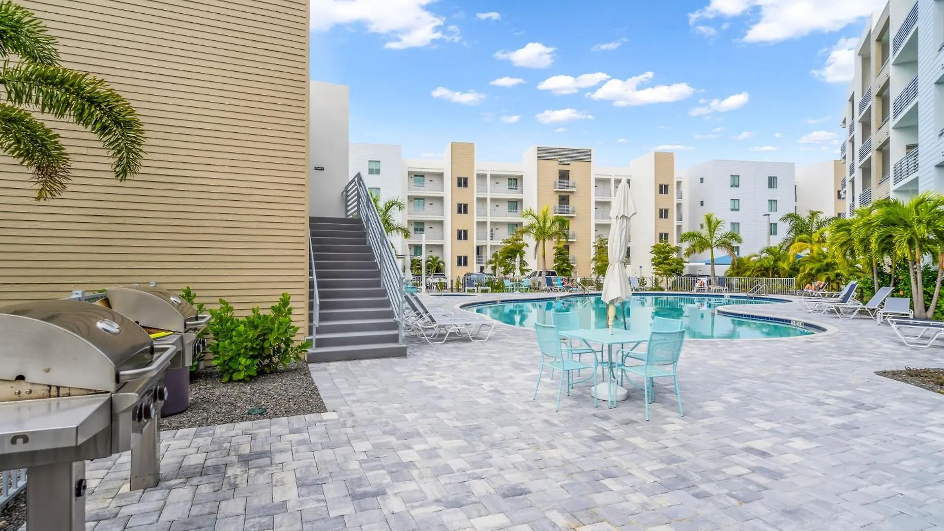 Apartment Waterside Retreat: Modern 2br, Mins To & Sarasota