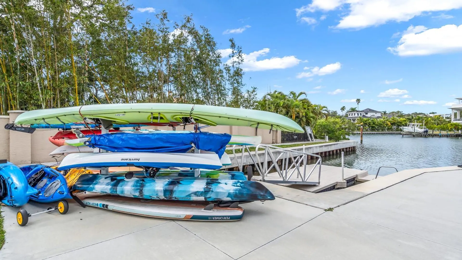 Apartment Waterside Retreat: Modern 2br, Mins To & Sarasota