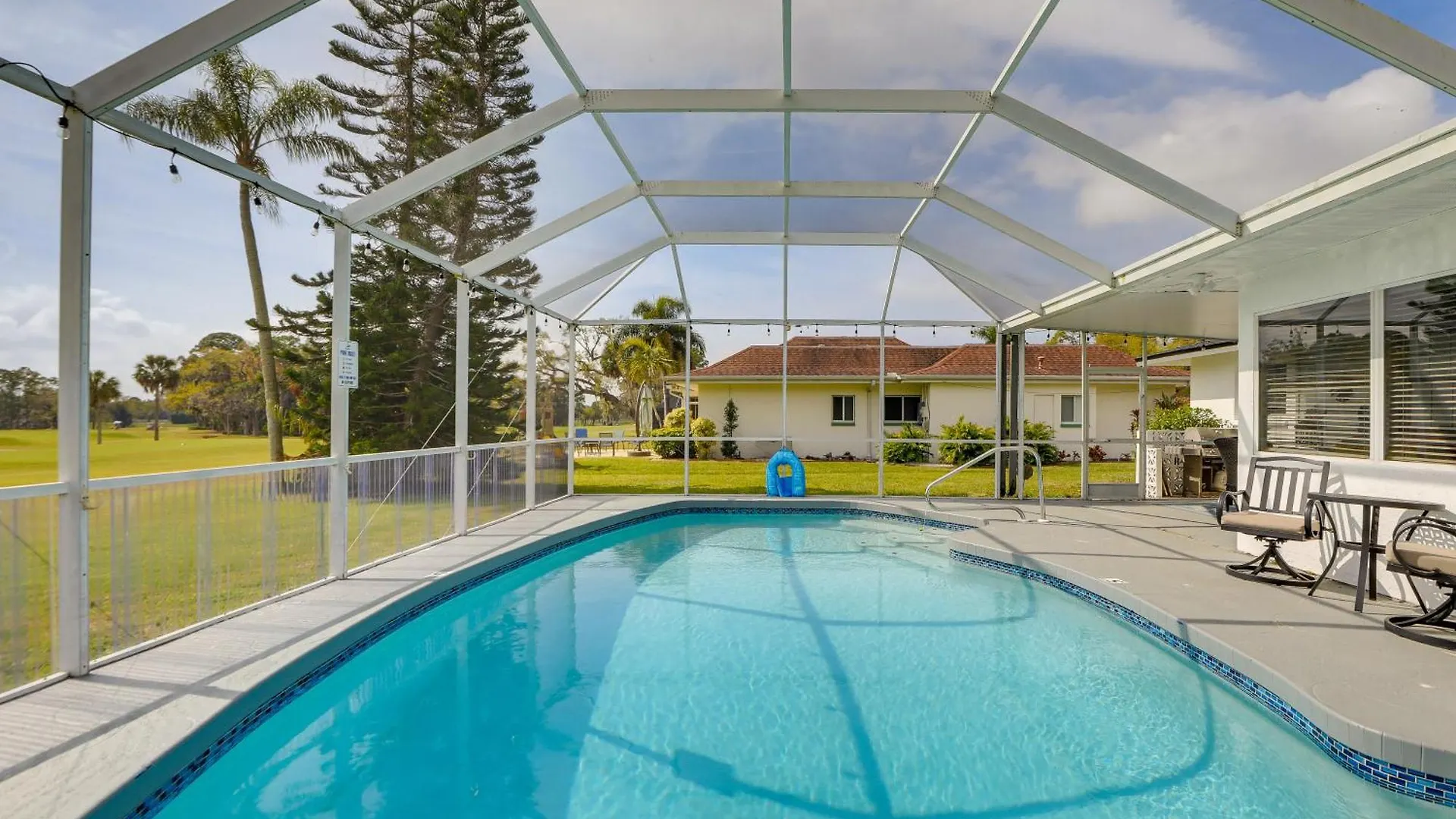 Holiday home Centrally Located With Heated Pool! *