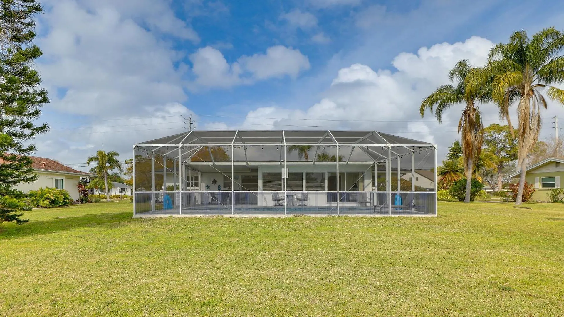 Centrally Located With Heated Pool! Sarasota