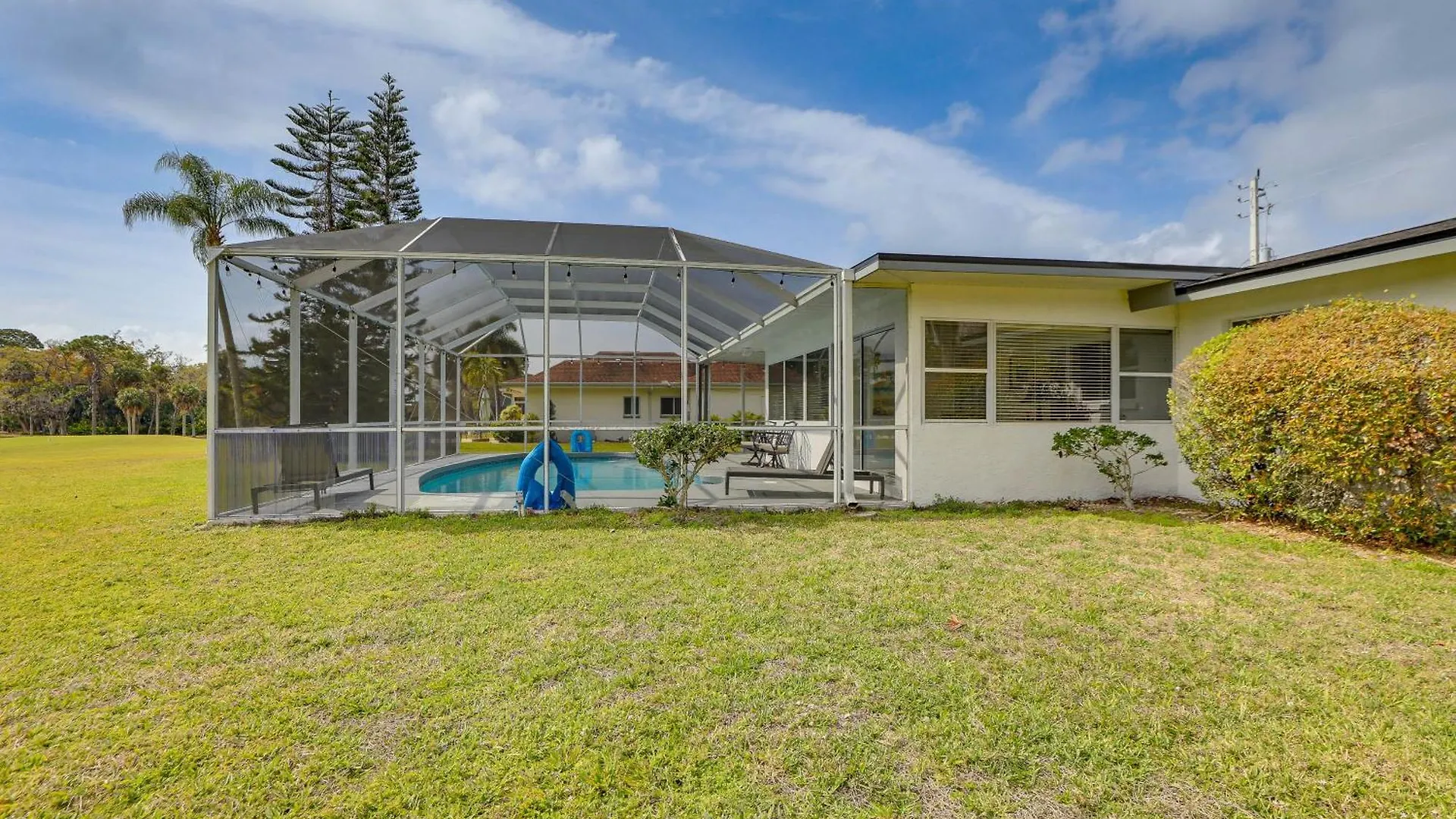Centrally Located With Heated Pool! Holiday home *