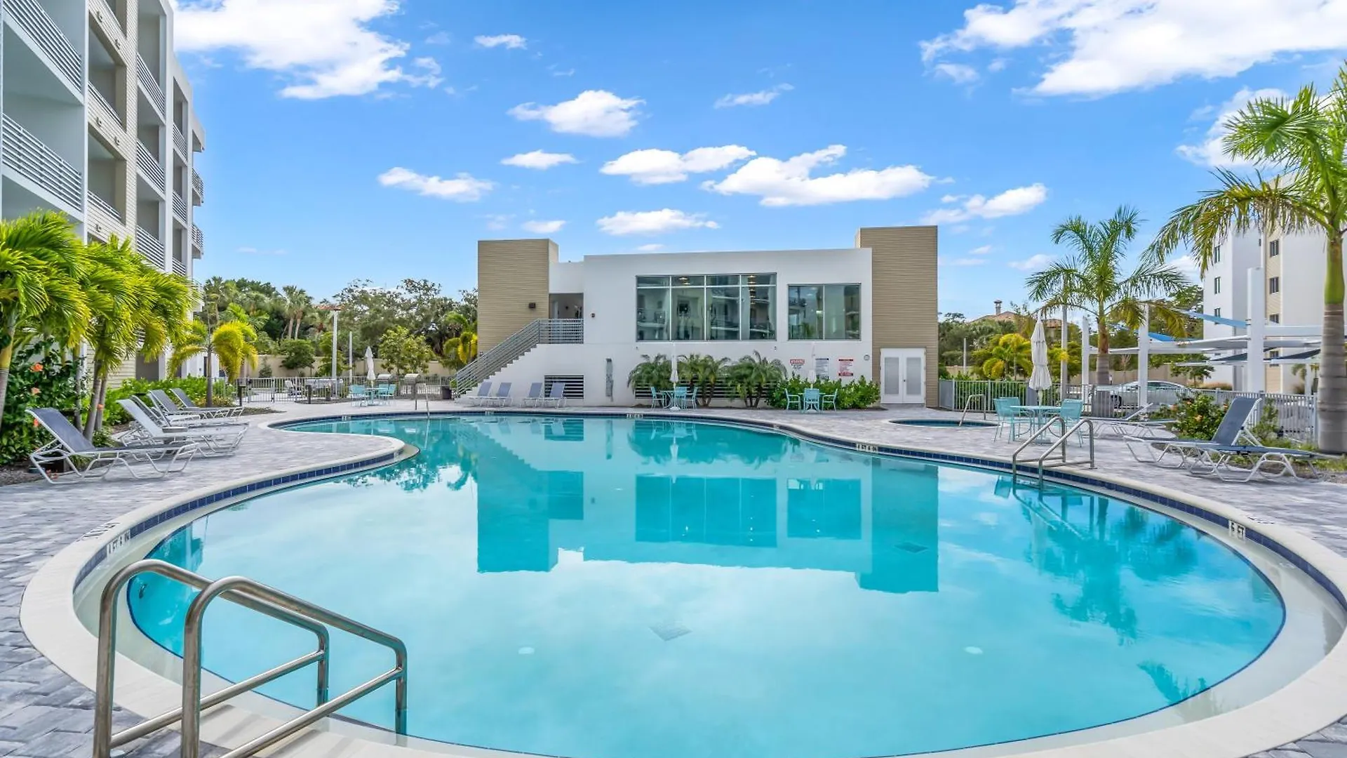 Waterside Retreat: Modern 2br, Mins To & Apartment