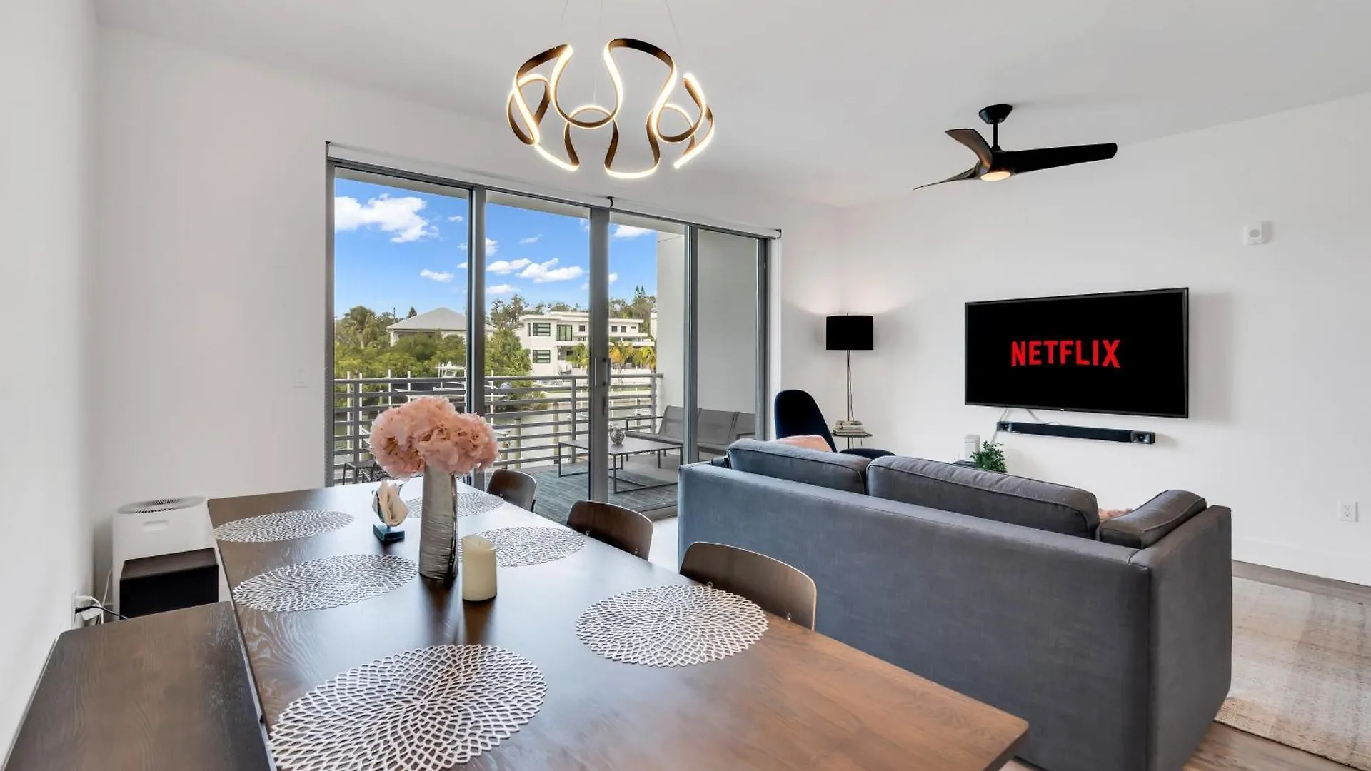 Waterside Retreat: Modern 2br, Mins To & Apartment