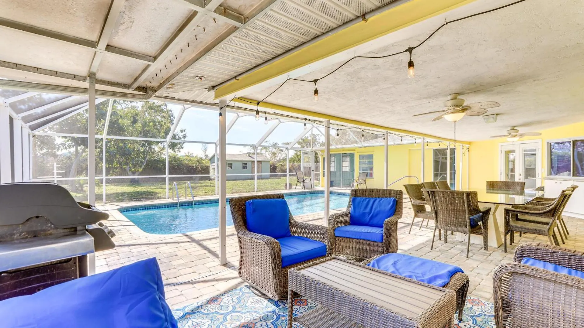 With Heated Pool 3 Mi To Airport! Holiday home