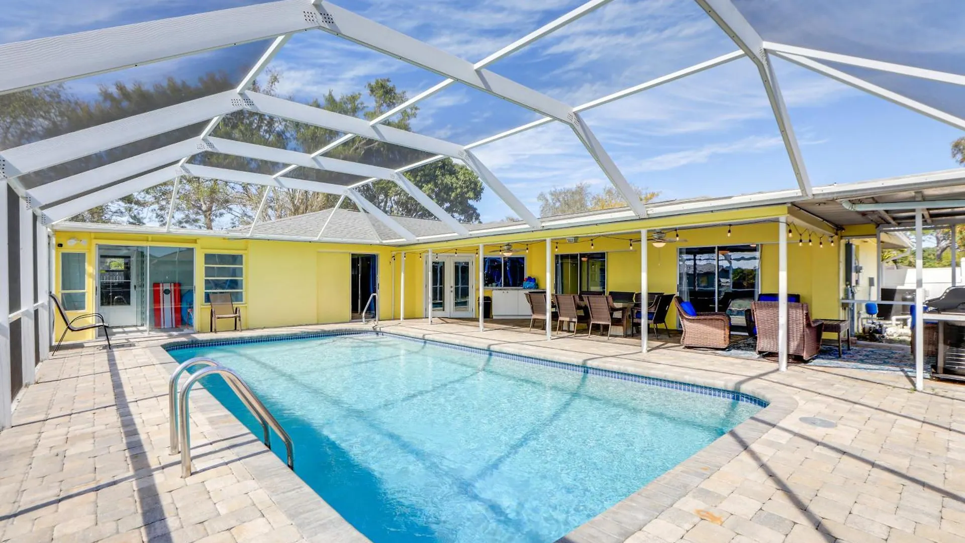 With Heated Pool 3 Mi To Airport! Holiday home Sarasota