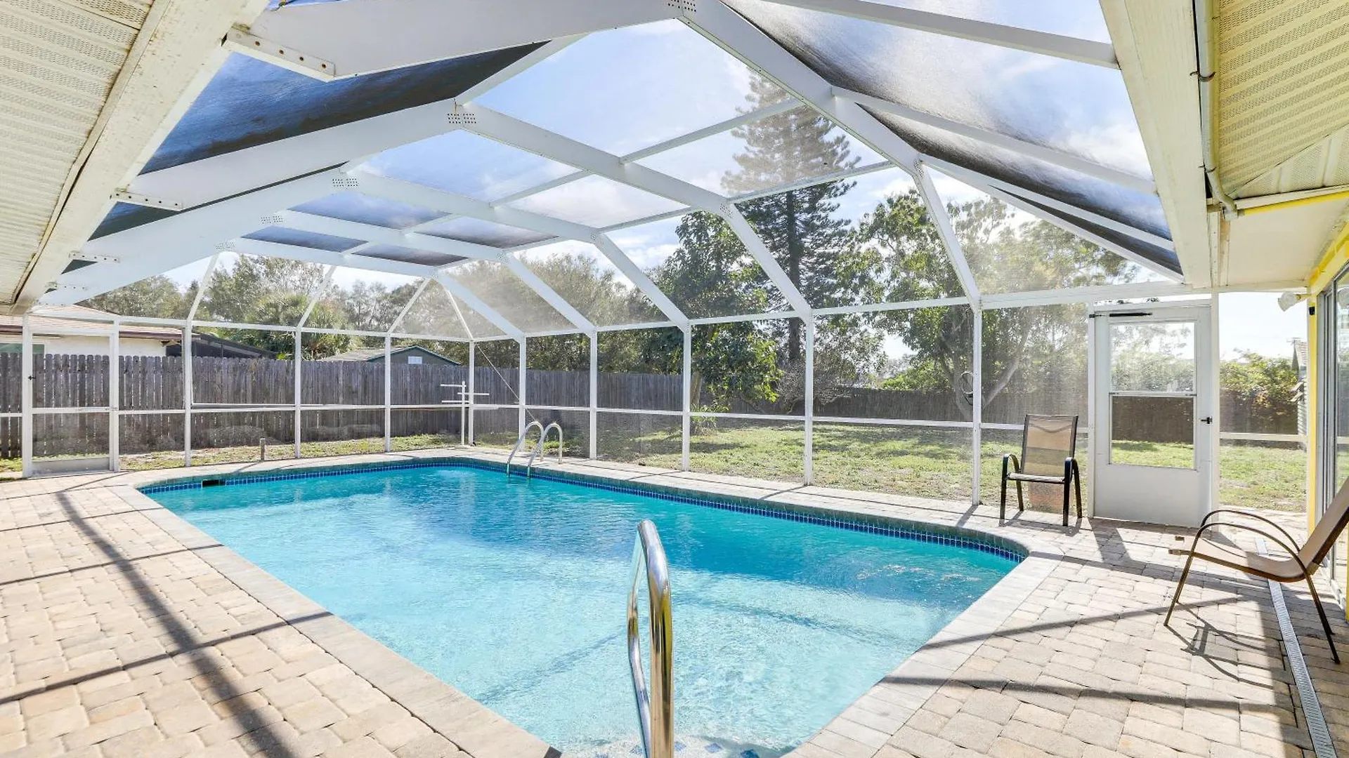 With Heated Pool 3 Mi To Airport! Holiday home