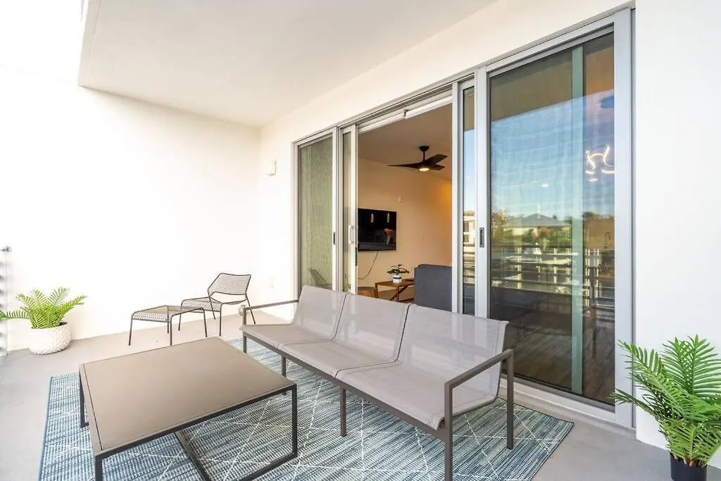 Apartment Waterside Retreat: Modern 2br, Mins To & Sarasota
