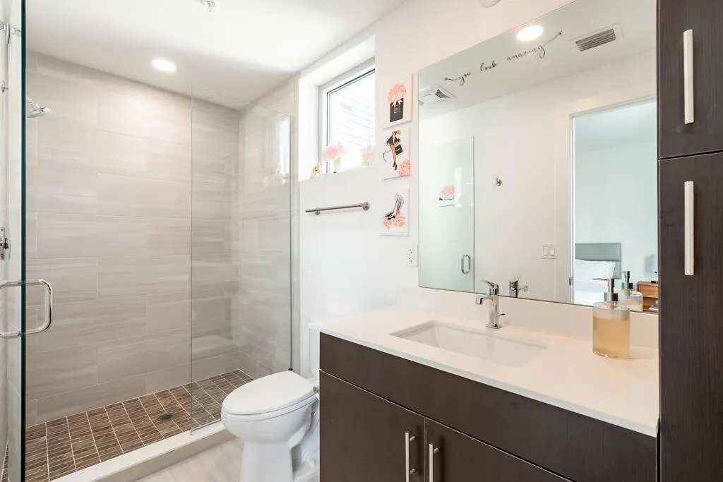 Waterside Retreat: Modern 2br, Mins To & Apartment *