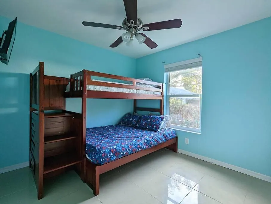 Holiday home 3bed & 2bath Couple Minutes From Siesta Key & Downtown *