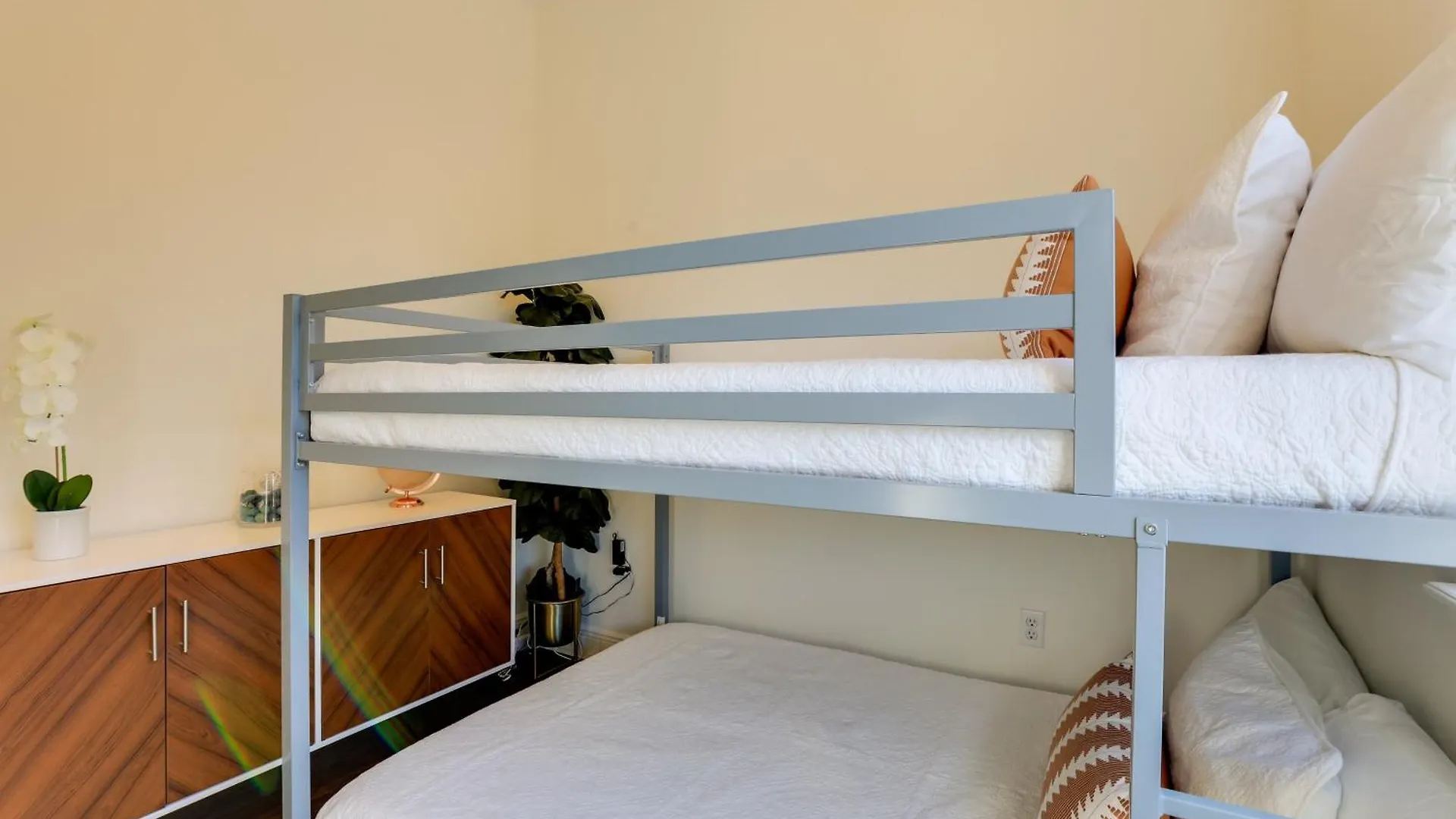 Sunny Abode With Yard About 1 Mi To Dtwn! Holiday home *