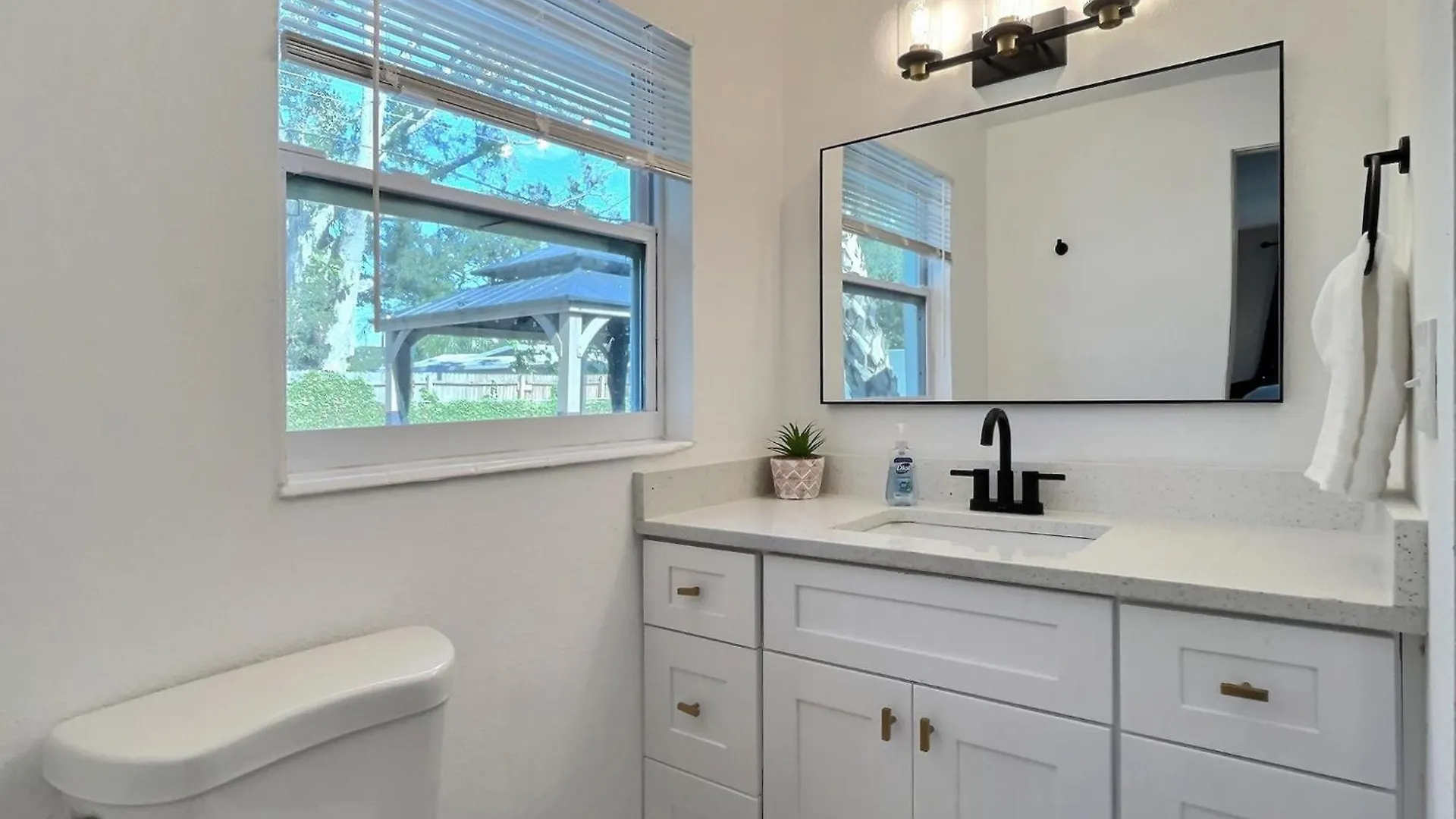 New Warm Modern Bliss Just 10 Minutes From Siesta Key Beaches And Downtown *