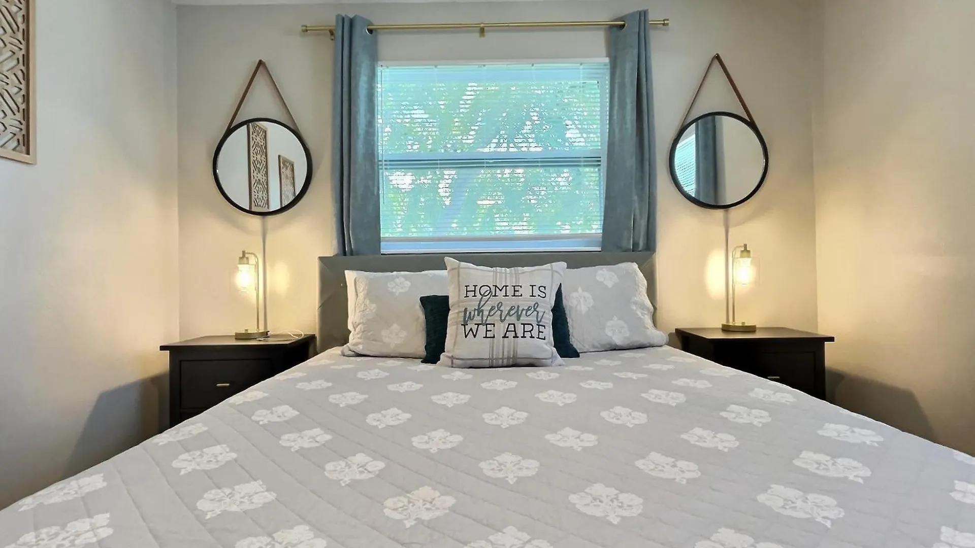 New Warm Modern Bliss Just 10 Minutes From Siesta Key Beaches And Downtown Holiday home