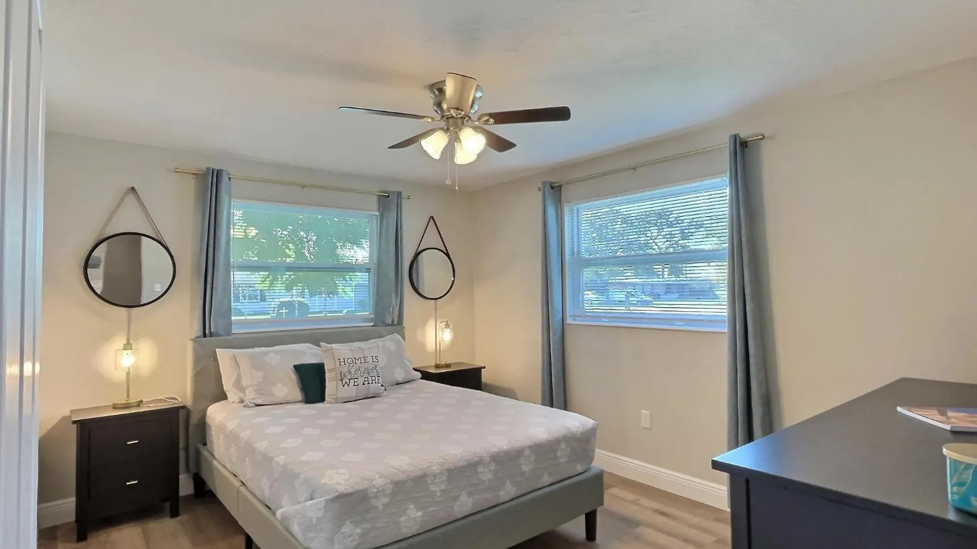 New Warm Modern Bliss Just 10 Minutes From Siesta Key Beaches And Downtown