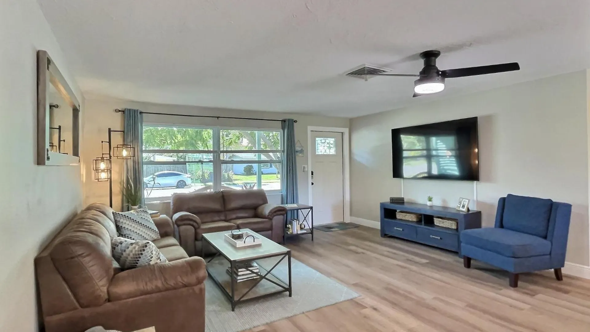 New Warm Modern Bliss Just 10 Minutes From Siesta Key Beaches And Downtown Holiday home