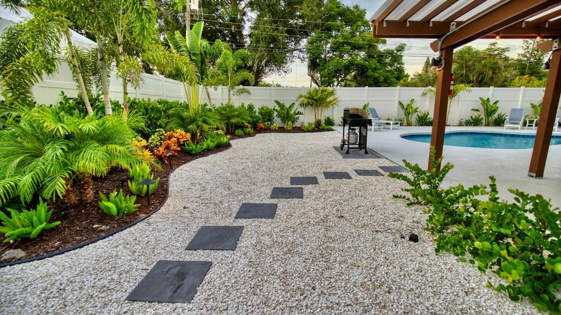 Tropical Oasis, Heated Pool, Hot Tub, Near Siesta Key Holiday home