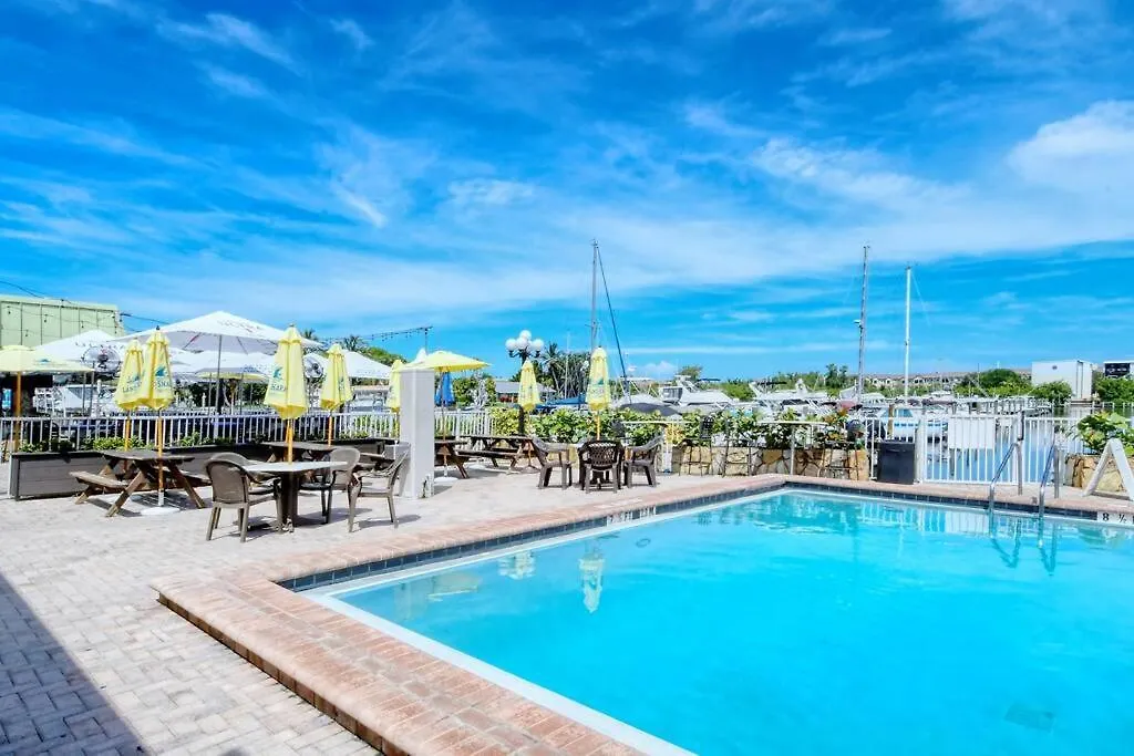 Waterfront, Pool, Tiki Bar & Grill, Gym, Location! Sarasota