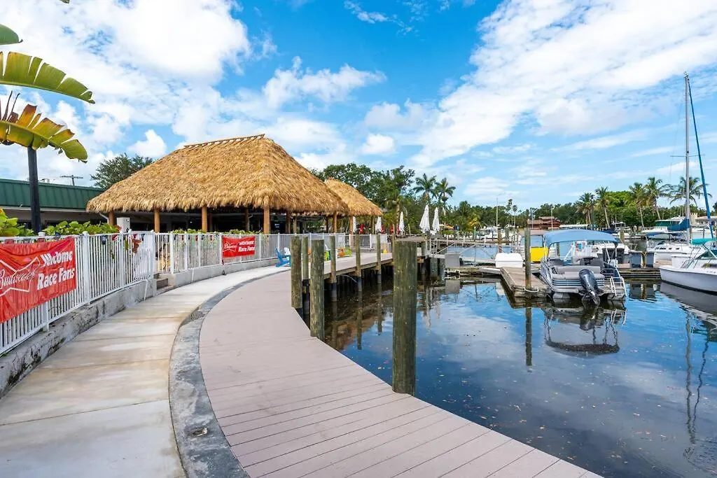 Waterfront, Pool, Tiki Bar & Grill, Gym, Location! Apartment *
