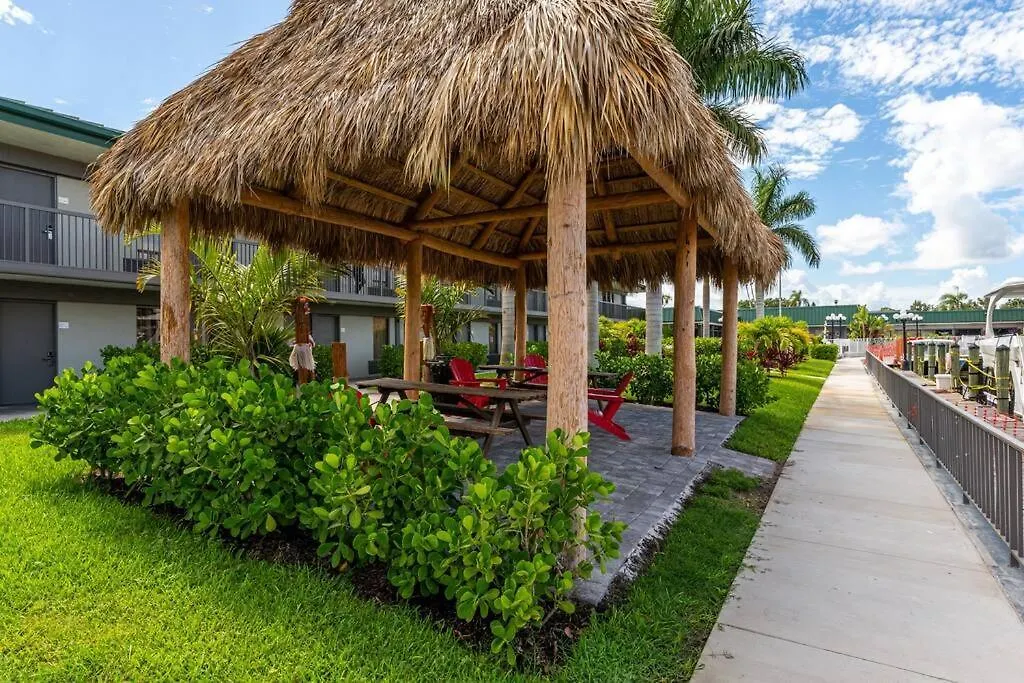 Waterfront, Pool, Tiki Bar & Grill, Gym, Location! Apartment *