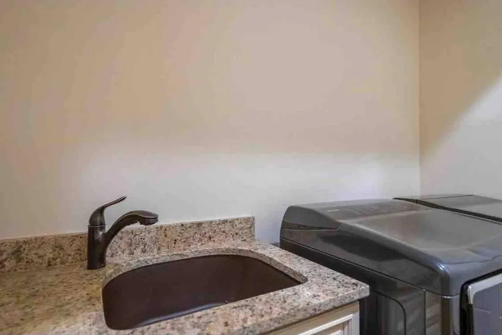 Downtown Pet-friendly @ The Park Home-635 Holiday home
